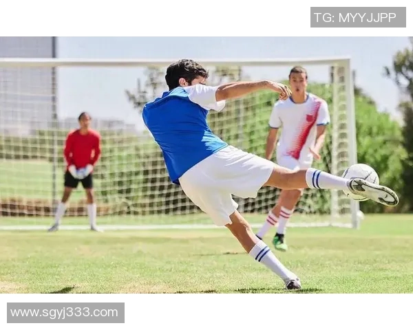 绿茵场上奔跑的背影展现球星拼搏与荣耀瞬间